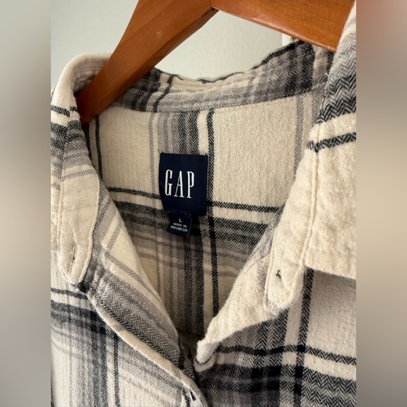 GAP womens Black and White Plaid flannel - Picture 2 of 6